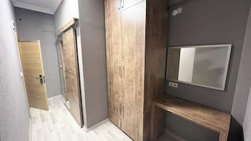 Triple Room | Desk, free WiFi, bed sheets