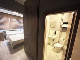 Habitación con 1 cama doble o 2 individuales | Baño | Ducha, secador de pelo, zapatillas y toallas