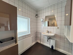 Douche, serviettes fournies, savon, papier toilette
