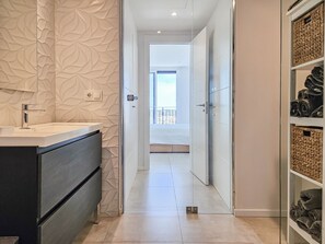 3 quartos, cofres nos quartos, ferros/tábuas de passar roupa