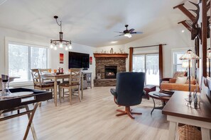 Televisio, takka, työhuone