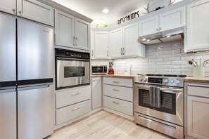 Frigorífico, microondas, horno y placa de cocina