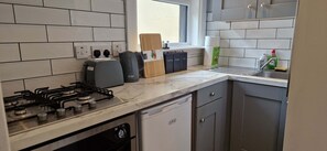 Jääkaappi, uuni, liesi, leivänpaahdin