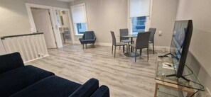 TV - New, Updated 2BD in Prime Central Spot @ Docklands (Dublin)