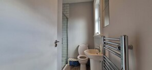 Shower - New, Updated 2BD in Prime Central Spot @ Docklands (Dublin)