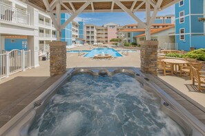 Outdoor dining - Sit back and relax at Soul Retreat! PKA Absolute Paradise (Virginia Beach)