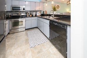 Refrigerador, microondas, horno, placa de cocina