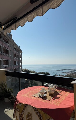 Your retreat in Varazze - spectacular views and the sea at your fingertips!