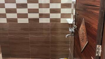 Deluxe Apartment | Bathroom | Shower