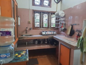 Apartamento luxo, vista para a cidade | Cozinha privada | Geladeira, micro-ondas, fogão, cooktop