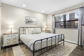 4 Schlafzimmer, Schreibtisch, Bügeleisen/Bügelbrett, Reisekinderbett