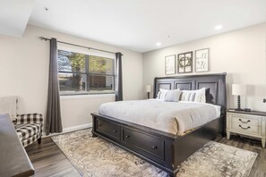 4 habitaciones, escritorio y tabla de planchar con plancha 