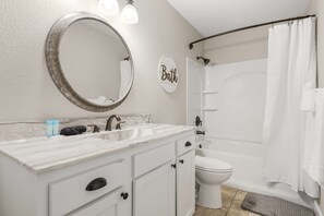 Douche, séchoir à cheveux, serviettes fournies