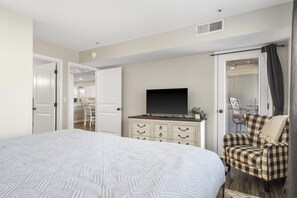 2 chambres, bureau, fer et planche à repasser, lit de bébé portatif