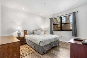 2 Schlafzimmer, Schreibtisch, Bügeleisen/Bügelbrett, Reisekinderbett