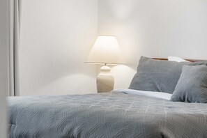 2 bedrooms, desk, iron/ironing board, travel crib - Above Par – Stay for 6! (Branson)