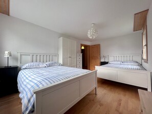2 chambres, fer et planche à repasser, Wi-Fi gratuit, draps fournis