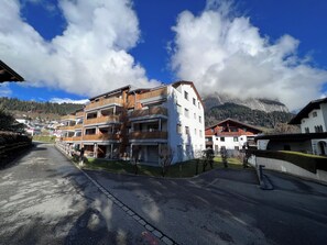 Exterior - 2 Bed 2 Bath, Bright, spacious, central apartment in Flims 5min walk to gondola (Flims)