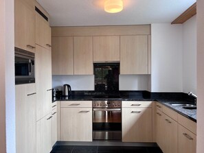 Fridge, microwave, oven, dishwasher - 2 Bed 2 Bath, Bright, spacious, central apartment in Flims 5min walk to gondola (Flims)