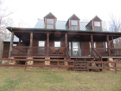Charming 4-bedroom farmhouse in remote Highland County with WiFi