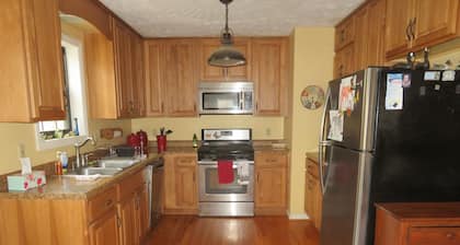 Charming 4-bedroom farmhouse in remote Highland County with WiFi