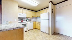 Fridge, microwave, oven, stovetop - Comfy 2BD Near Canyon Lodge, Pool, Tennis, & More! (Mammoth Lakes)