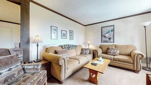 Una televisión, una chimenea, un reproductor de DVD, una oficina