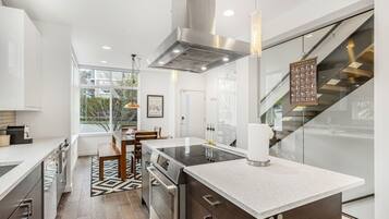 Kylskåp, mikrovågsugn, ugn och spishäll