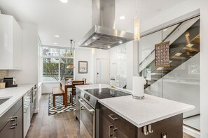 Een koelkast, een microgolfoven, een oven, een kookplaat