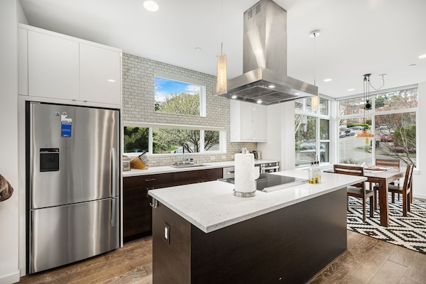 Cook full meals or gather around the island—bright layout with modern appliances.