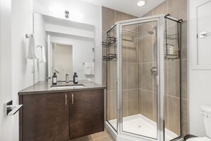 Shower, eco-friendly toiletries, hair dryer, towels - Near Space Needle, DT | 10 min to World Cup Games (Seattle)
