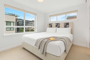 2 slaapkamers, een bureau, een strijkplank/strijkijzer, wifi