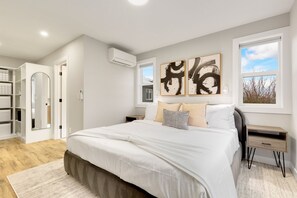 3 habitaciones, escritorio, tabla de planchar con plancha y wifi 