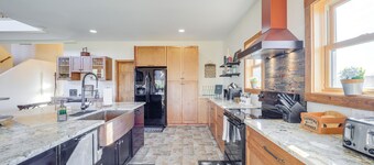 Mountain-view Deck: Group Getaway in Fleetwood