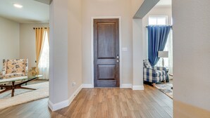 Interior - 20 Mi to At&t Stadium: Remote-work Ready Home! (Mansfield)