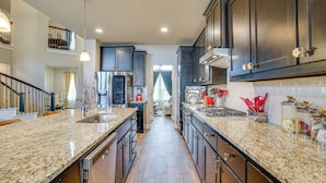 Interior - 20 Mi to At&t Stadium: Remote-work Ready Home! (Mansfield)