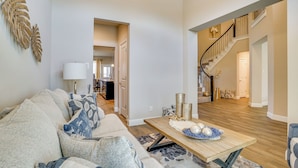 Interior - 20 Mi to At&t Stadium: Remote-work Ready Home! (Mansfield)