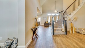 Interior - 20 Mi to At&t Stadium: Remote-work Ready Home! (Mansfield)