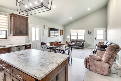 Family-friendly Apt w/ Lake Views in Ponca City!