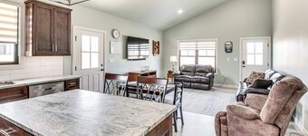 Family-friendly Apt w/ Lake Views in Ponca City!