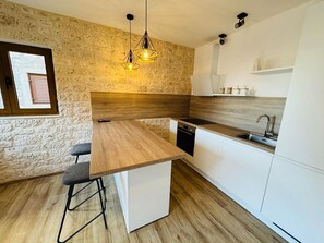 Kühlschrank, Mikrowelle, Ofen, Geschirrspüler