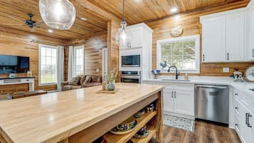 House (3 Bedrooms) | Interior