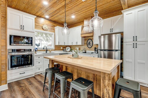 Furnished Deck + Views: Rural Schulenburg Retreat