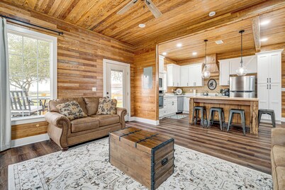 Furnished Deck + Views: Rural Schulenburg Retreat