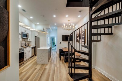 1 Mi to Dtwn: Hot Tub Haven in Richmond!