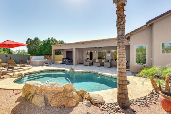 Una piscina al aire libre