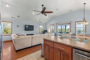 Smart TV - Reel Heaven: Soundside | Fenced in Yard for a Dog | Walk to the Beach | (Frisco)