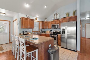 Fridge, microwave, oven, stovetop - Reel Heaven: Soundside | Fenced in Yard for a Dog | Walk to the Beach | (Frisco)