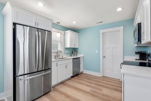 Geladeira, micro-ondas, fogão, cooktop