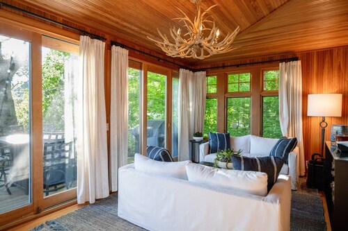 Luxury Cottage | Private Beach Access | Fire Table + Chef Kitchen